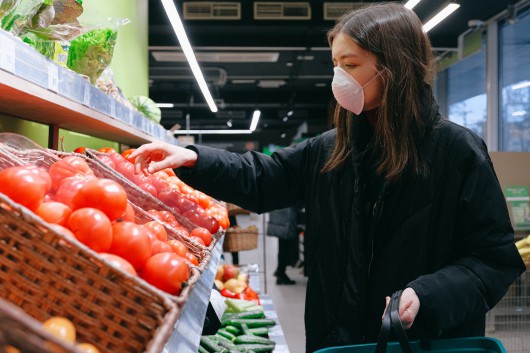 woman-in-face-mask-shopping-in-supermarket-3987221_auto_530x2000